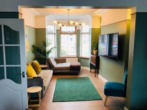 Cheerful 4 bedroom townhouse, side street parking